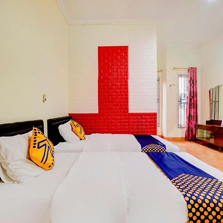 Radio Backpacker Guesthouse Syariah Бандунг Экстерьер фото