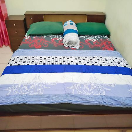 Radio Backpacker Guesthouse Syariah Бандунг Экстерьер фото