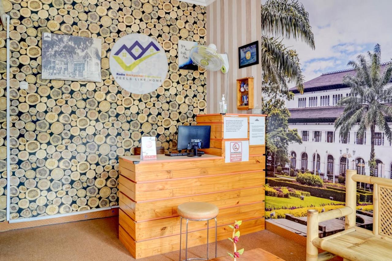 Radio Backpacker Guesthouse Syariah Бандунг Экстерьер фото