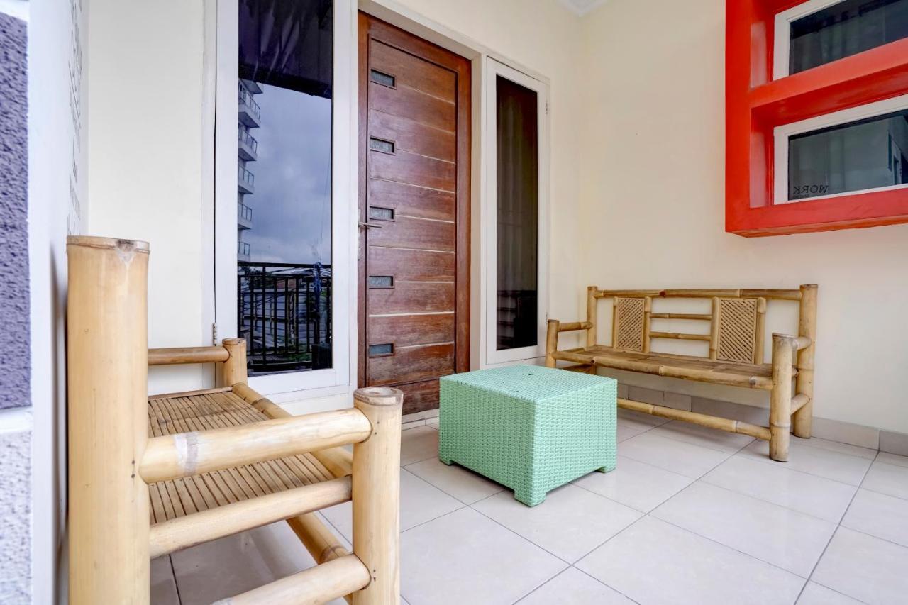 Radio Backpacker Guesthouse Syariah Бандунг Экстерьер фото