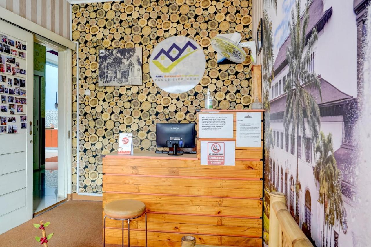 Radio Backpacker Guesthouse Syariah Бандунг Экстерьер фото