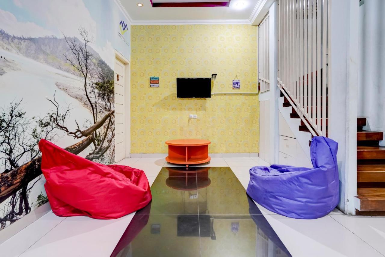 Radio Backpacker Guesthouse Syariah Бандунг Экстерьер фото