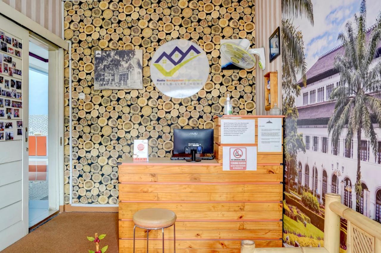 Radio Backpacker Guesthouse Syariah Бандунг Экстерьер фото