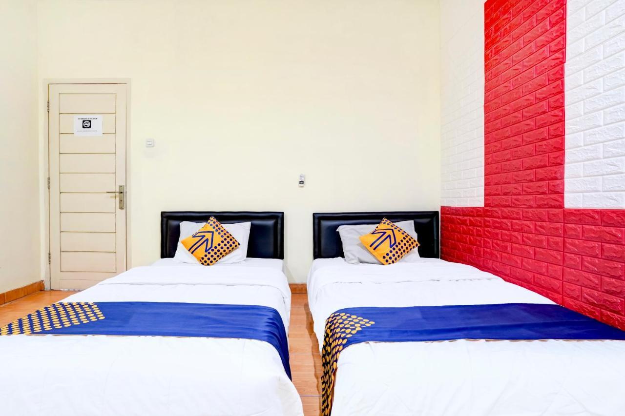 Radio Backpacker Guesthouse Syariah Бандунг Экстерьер фото