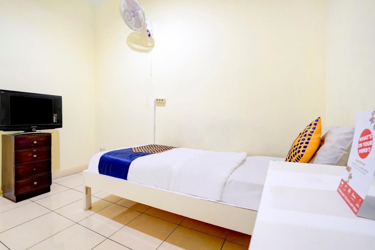 Radio Backpacker Guesthouse Syariah Бандунг Экстерьер фото