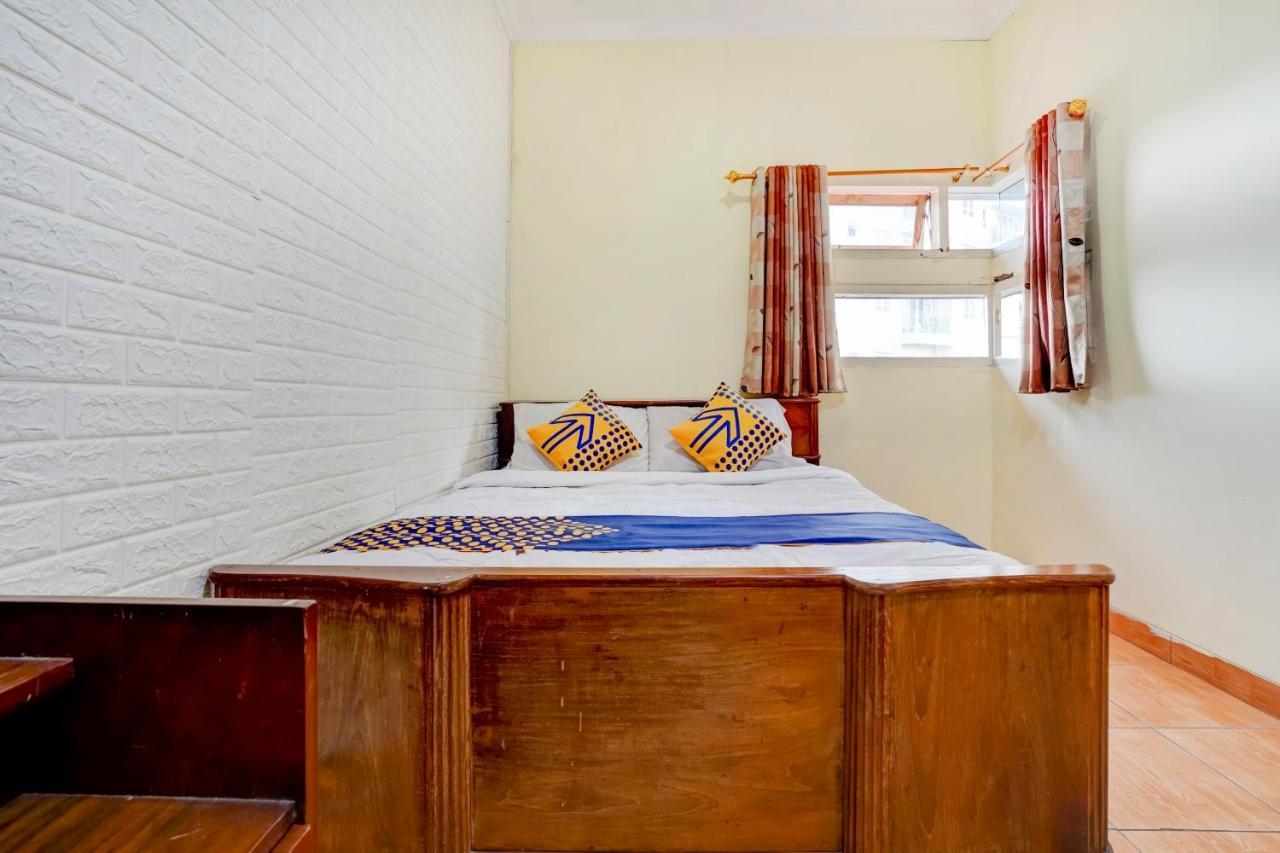 Radio Backpacker Guesthouse Syariah Бандунг Экстерьер фото
