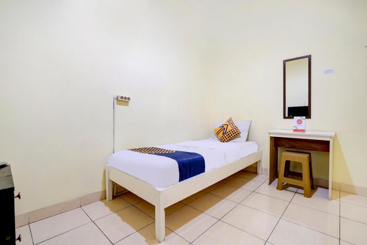 Radio Backpacker Guesthouse Syariah Бандунг Экстерьер фото