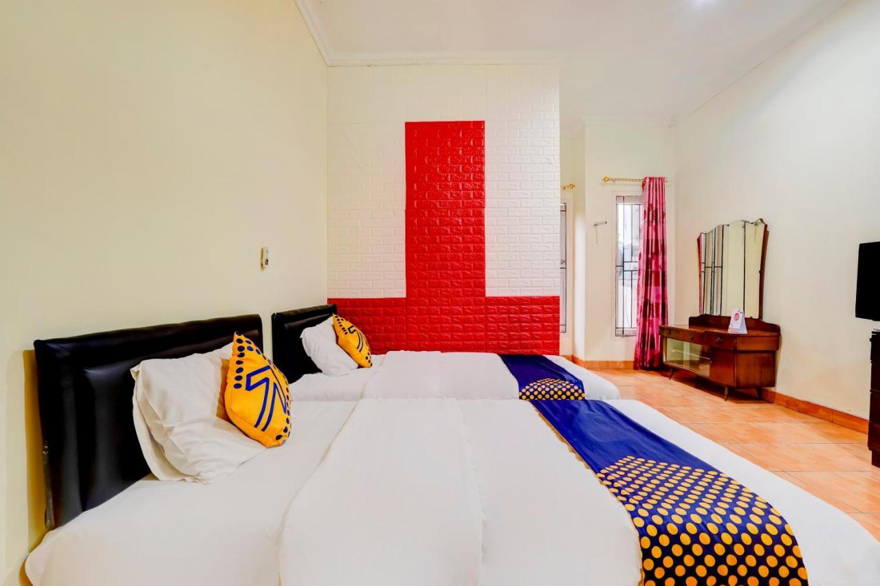 Radio Backpacker Guesthouse Syariah Бандунг Экстерьер фото