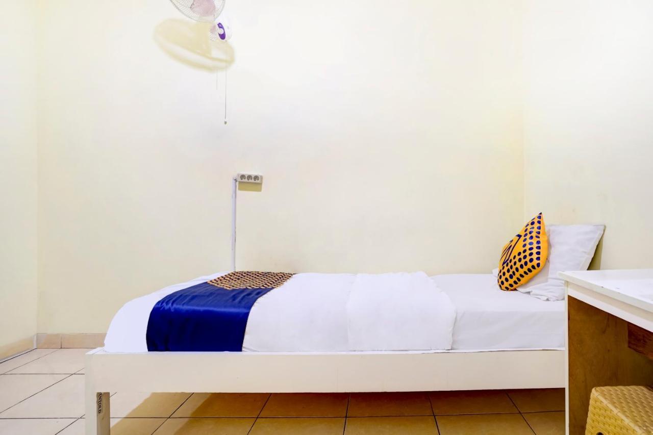 Radio Backpacker Guesthouse Syariah Бандунг Экстерьер фото