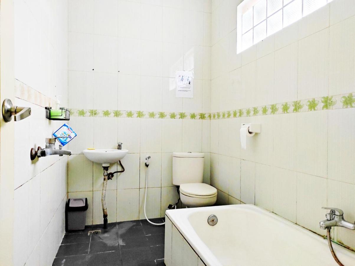 Radio Backpacker Guesthouse Syariah Бандунг Экстерьер фото