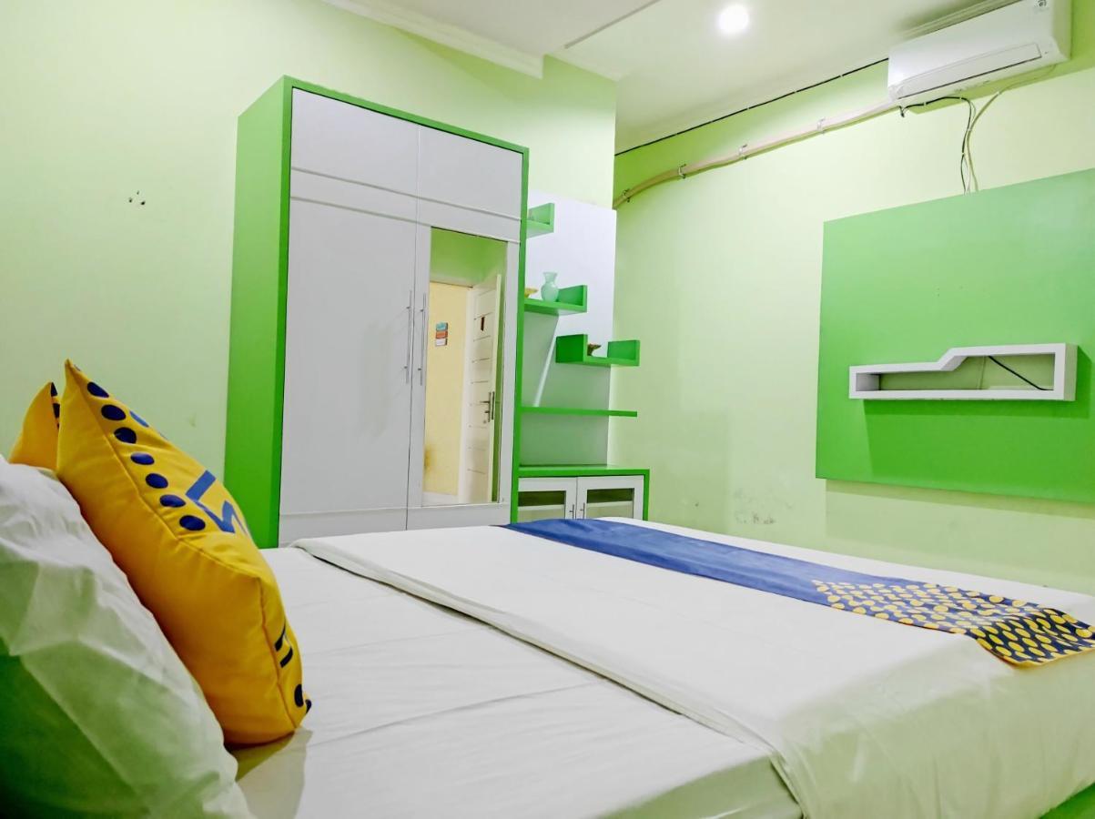 Radio Backpacker Guesthouse Syariah Бандунг Экстерьер фото