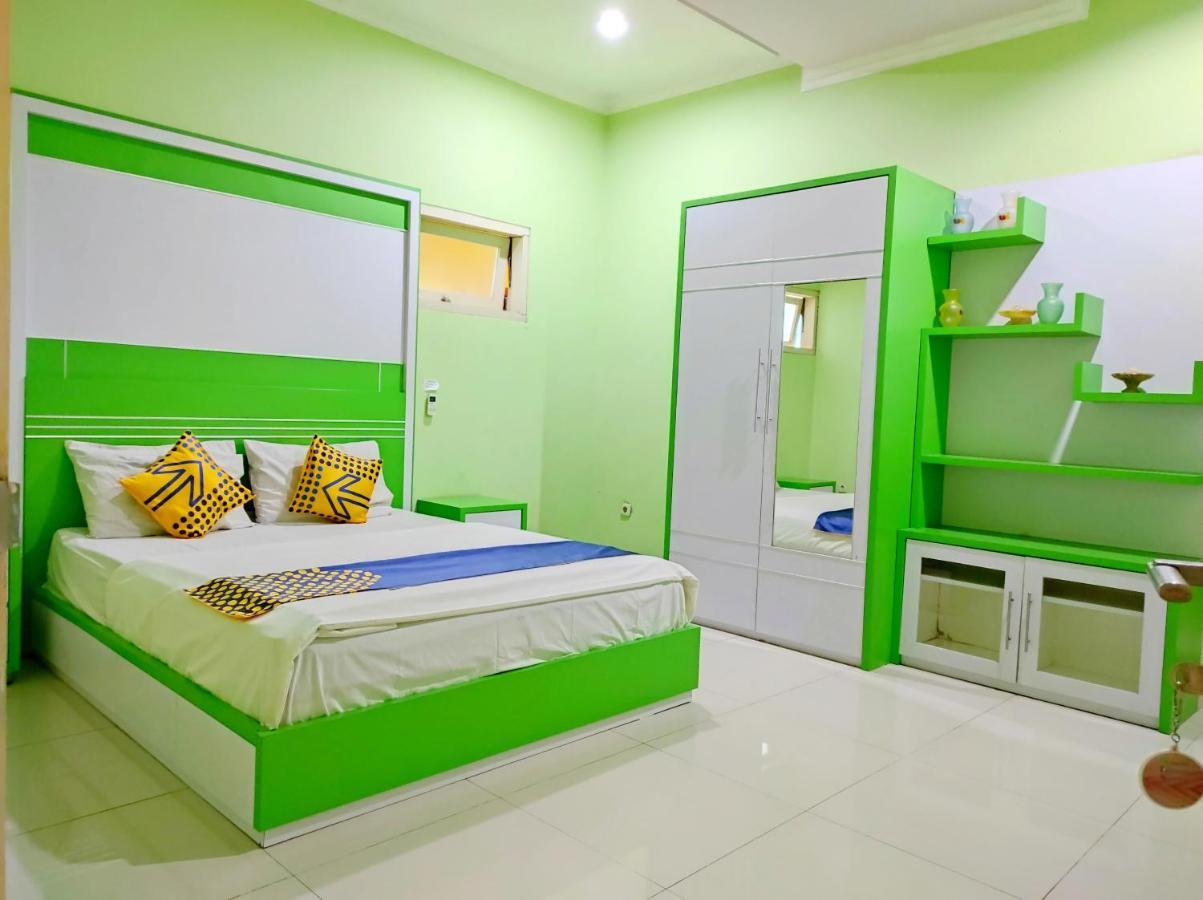 Radio Backpacker Guesthouse Syariah Бандунг Экстерьер фото