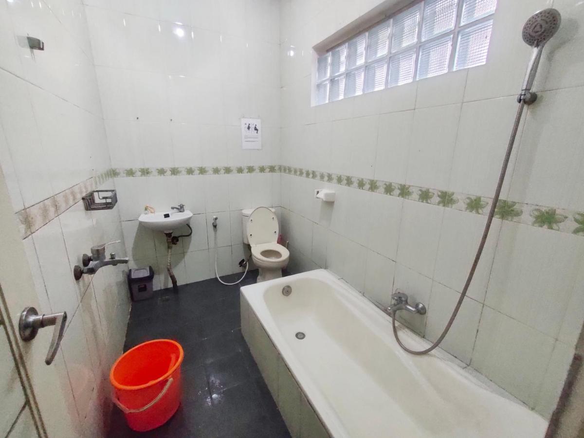 Radio Backpacker Guesthouse Syariah Бандунг Экстерьер фото