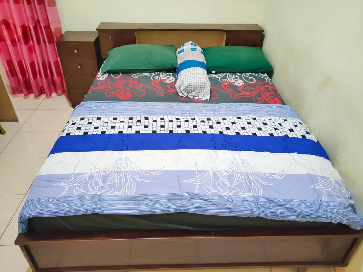 Radio Backpacker Guesthouse Syariah Бандунг Экстерьер фото