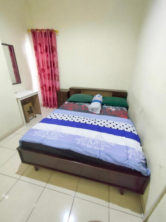 Radio Backpacker Guesthouse Syariah Бандунг Экстерьер фото